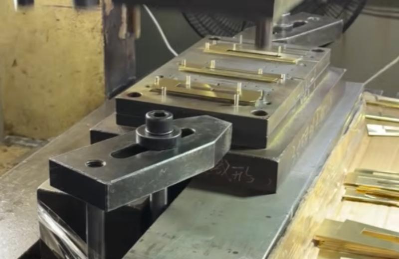 Processus d'emboutissage métallique automatisé | Vidéo de l'usine JX Precision